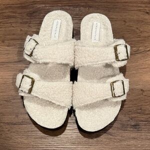 NWT Aeropostale Women’s Cream Sherpa Double Buckle Sandals